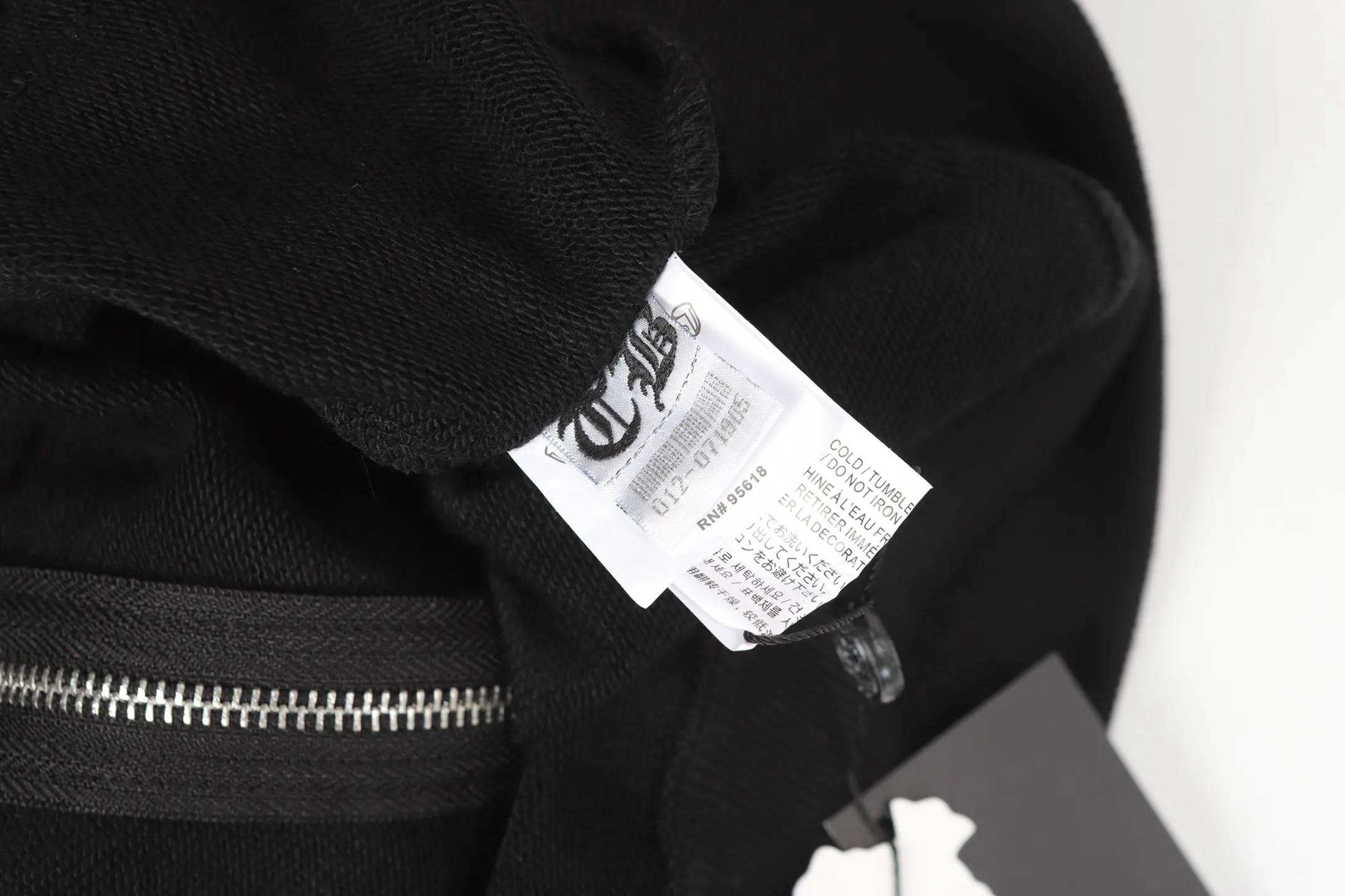 P240 -Chrome Hearts/Chrome Hearts cross printed zipper sweatshirt cardigan jacket -High weight, high density and high quality. The wool is soft, delicate and skin-friendly. It feels soft and silky. It has excellent warmth and skin-friendly properties.